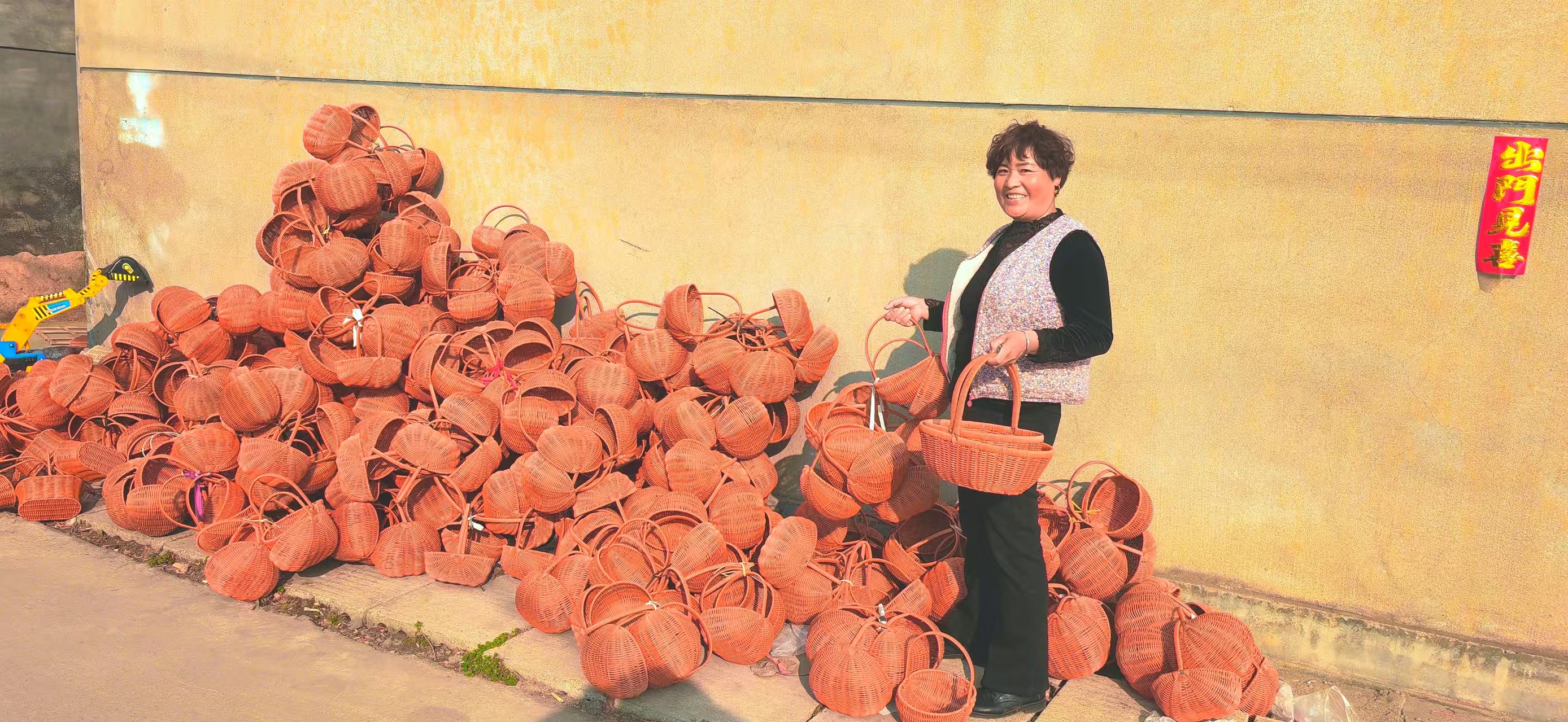 巧手织就巾帼梦 夫妻同心家业兴